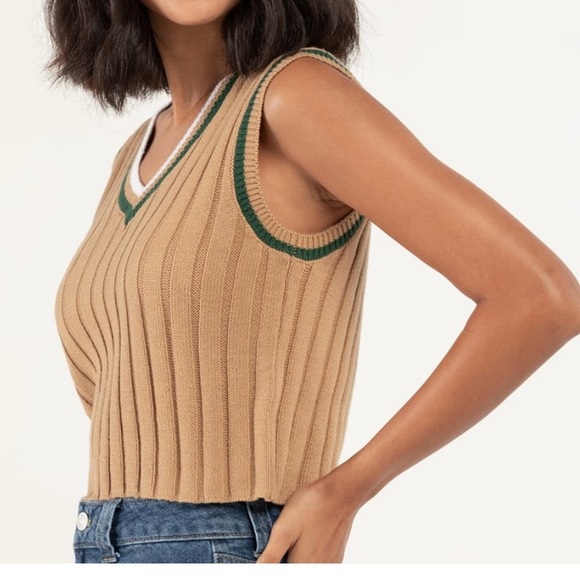 Tilly’s RSQ Tan and green cropped sweater vest size medium - Picture 6 of 6